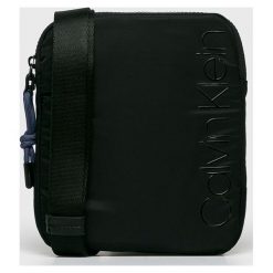 Calvin Klein - Saszetka. Torby męskie skórzane Calvin Klein, w paski, z poliesteru, na ramię, małe. W wyprzedaży za 179,90 zł.