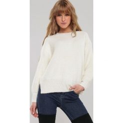 Biały Sweter Little Italy. Białe swetry damskie Renee, uniwersalny, bez wzorów, z dzianiny, casualowe, bez rękawów, bez kaptura. Za 149,99 zł.