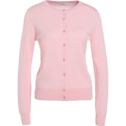 Filippa K Kardigan rose bud. Różowe bluzy damskie marki Filippa K, s, bez wzorów, z wełny, bez rękawów, bez kaptura. W wyprzedaży za 482,30 zł.