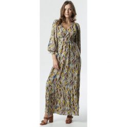 Beżowo-Brązowa Sukienka Lugo. Brązowe sukienki damskie Born2be, s, z nadrukiem, boho, bez kołnierzyka, z długim rękawem, długie, maxi, rozkloszowane. Za 109,99 zł.