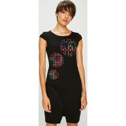 Desigual - Sukienka. Czarne sukienki damskie Desigual, na co dzień, s, bez wzorów, z elastanu, casualowe, z okrągłym kołnierzem, bez rękawów, mini, proste. W wyprzedaży za 259,90 zł.