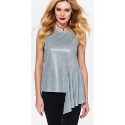 BLUZKA IMPREZOWA, Z DZIANINY Z POŁYSKIEM, Z FALBANĄ. Szare bluzki damskie marki Top Secret, z dzianiny, eleganckie, z falbankami. W wyprzedaży za 29,99 zł.