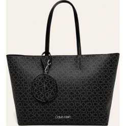 Calvin Klein - Torebka. Czarne torby damskie na zakupy Calvin Klein, bez wzorów, ze skóry ekologicznej, na ramię, duże, bez dodatków. W wyprzedaży za 549,90 zł.