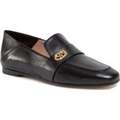 Lordsy STUART WEITZMAN - Wylie Logo S6719 Black. Czarne półbuty damskie Stuart Weitzman, na co dzień, z aplikacjami, ze skóry, bez obcasa, na obcasie, bez zapięcia. Za 1439,00 zł.