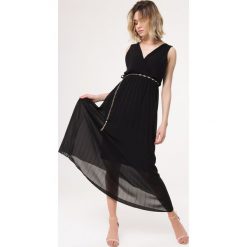 Czarna Sukienka Neoclassicism. Czarne sukienki damskie Born2be, s, w paski, eleganckie, bez kołnierzyka, bez rękawów, maxi. Za 109,99 zł.