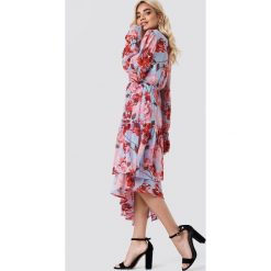 NA-KD Boho Asymetryczna sukienka z falbaną - Multicolor. Szare sukienki damskie marki NA-KD Boho, bez wzorów, z poliesteru, boho, z asymetrycznym kołnierzem, z długim rękawem, długie, maxi, asymetryczne. Za 202,95 zł.