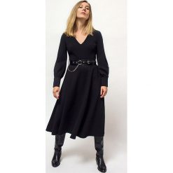 Sukienka LUKRECJA black. Czarne sukienki damskie COCOON, bez wzorów, z dresówki, eleganckie, z klasycznym kołnierzykiem, bez rękawów, rozkloszowane. Za 450,00 zł.