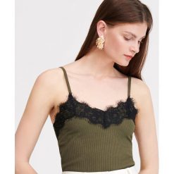Top z koronkową wstawką - Khaki. Brązowe topy damskie Reserved, s, bez wzorów, z koronki, bez kołnierzyka. Za 39,99 zł.