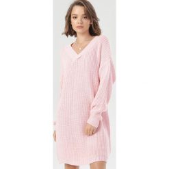 Jasnoróżowy Sweter Ephethyia. Różowe swetry damskie Born2be, uniwersalny, bez wzorów, bez rękawów, bez kaptura. Za 109,99 zł.