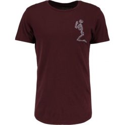 T-shirty męskie z nadrukiem: Religion PRAYING SKELETON Tshirt z nadrukiem merlot