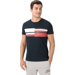 Tommy Hilfiger Koszulka Niebieski. Niebieskie podkoszulki męskie TOMMY HILFIGER, xl, z nadrukiem, z bawełny, bez kołnierzyka, krótkie. Za 221,95 zł.