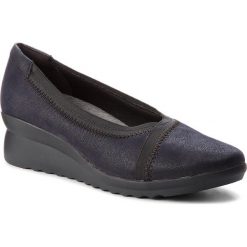 Półbuty CLARKS - Caddell Dash 261320234 Navy Synthetic. Niebieskie półbuty damskie Clarks, bez wzorów, ze skóry ekologicznej, bez obcasa, na obcasie, bez zapięcia. W wyprzedaży za 199,00 zł.