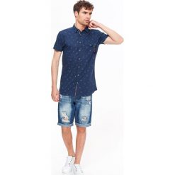 Koszula męska slim fit z lekkiej tkaniny. Koszule męskie Top Secret, na lato, m, z nadrukiem, z bawełny, bez kołnierzyka, z krótkim rękawem. W wyprzedaży za 29,99 zł.