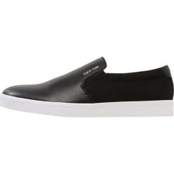 Calvin Klein IVO Półbuty wsuwane black. Czarne trampki męskie Calvin Klein, ze skóry ekologicznej. W wyprzedaży za 535,20 zł.