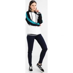 Bluzy damskie: TWINTIP Bluza z kapturem white