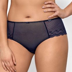 Figi klasyczne Kora I. Majtki damskie Nipplex, s, w koronkowe wzory, z bawełny. Za 59,99 zł.