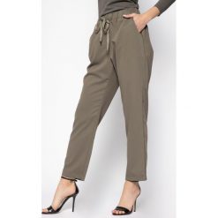 Spodnie materiałowe Silvian Heach Marianne PGP20691PA. Zielone spodnie damskie Silvian Heach, xs, z elastanu. W wyprzedaży za 219,00 zł.