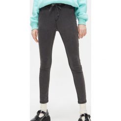 Jegginsy - Szary. Szare jeansy damskie Cropp, bez wzorów, z jeansu. W wyprzedaży za 51,99 zł.