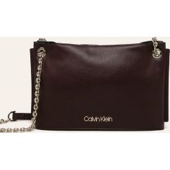 Calvin Klein - Torebka. Pomarańczowe listonoszki damskie Calvin Klein, w paski, ze skóry ekologicznej, na ramię, małe, bez dodatków. Za 449,90 zł.