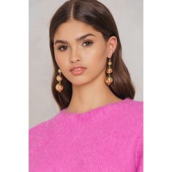 Kolczyki damskie: NA-KD Accessories Małe kolczyki w kształcie kuli na łańcuszku – Gold
