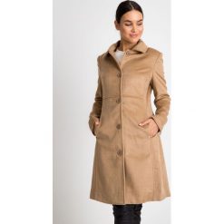 Klasyczny beżowy płaszcz z kołnierzem QUIOSQUE. Brązowe płaszcze damskie pastelowe QUIOSQUE, z tkaniny, eleganckie. W wyprzedaży za 349,99 zł.