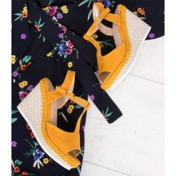Sandałki damskie Ideal Shoes U-6290 Żółte. Żółte sandały damskie Ideal Shoes, bez wzorów, z tworzywa sztucznego, na wysokim obcasie, na koturnie, bez zapięcia. Za 99,00 zł.