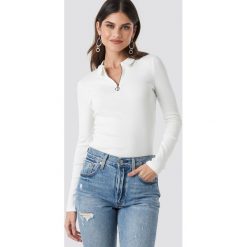 NA-KD Zipped Ribbed Top - White. Białe topy damskie NA-KD, bez wzorów, z materiału, bez kołnierzyka. Za 100,95 zł.
