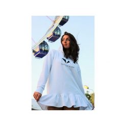Bluza dresowa biała z kapturem i falbanką. Białe bluzy damskie marki Nat fashion room, z nadrukiem, z bawełny, z krótkim rękawem, krótkie, z kapturem. Za 330,00 zł.