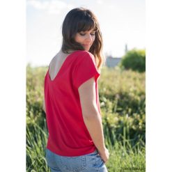 Tshirt z dekoltem na plecach czerwony. Czerwone t-shirty damskie marki DOMYOS, z elastanu, z dekoltem na plecach. Za 129,00 zł.