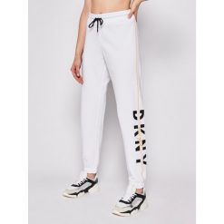 Spodnie dresowe DKNY Sport DP9P2190. Białe spodnie damskie DKNY Sport, xs, z bawełny, sportowe. W wyprzedaży za 239,00 zł.