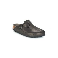 Chodaki Birkenstock BOSTON. Czarne klapki damskie Birkenstock, bez wzorów, bez obcasa. W wyprzedaży za 342,30 zł.