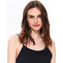 BLUZKA NA RAMIĄCZKACH Z KORALIKAMI. Czarne bluzki damskie Top Secret, z aplikacjami, z dzianiny, bez kołnierzyka, bez rękawów. W wyprzedaży za 24,99 zł.