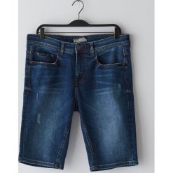 Krótkie szorty slim - Granatowy. Niebieskie spodenki i szorty męskie Cropp, m, bez wzorów, krótkie. Za 119,99 zł.