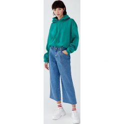 Jeansy ze średnim stanem z podwójnymi zakładkami. Niebieskie jeansy damskie Pull&Bear, z jeansu. Za 109,00 zł.