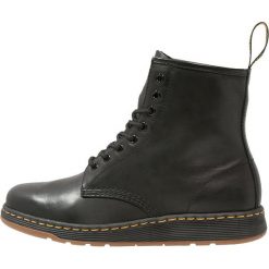 Dr. Martens NEWTON Botki sznurowane black. Czarne botki damskie na zamek Dr. Martens, z materiału, na sznurówki. Za 649,00 zł.