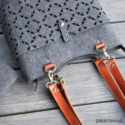 Grafitowa torebka z filcu - paski skóra. Szare torebki klasyczne damskie Pakamera, w paski, ze skóry, eleganckie, na ramię, bez dodatków. Za 150,00 zł.
