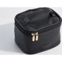 Kosmetyczka kuferek - Czarny. Czarne kosmetyczki damskie marki Mohito. Za 39,99 zł.