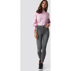 NA-KD Jeansy Skinny High Waist Raw Hem - Grey. Szare rurki damskie marki NA-KD, z jeansu, z podwyższonym stanem. Za 141,95 zł.