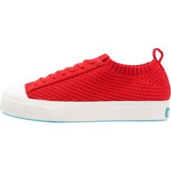 Native JEFFERSON 2.0 LITEKNIT Tenisówki i Trampki torch red/shell white. Czerwone trampki męskie marki Native, z tworzywa sztucznego. Za 379,00 zł.