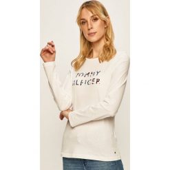 Tommy Hilfiger - Longsleeve. Białe bluzki damskie TOMMY HILFIGER, s, z nadrukiem, z bawełny, z okrągłym kołnierzem. Za 229,90 zł.