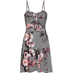 Sukienka w kwiaty bonprix czarno-biały w paski i kwiaty. Czarne sukienki damskie bonprix, na lato, w paski, bez kołnierzyka, bez rękawów, kopertowe. Za 64,99 zł.