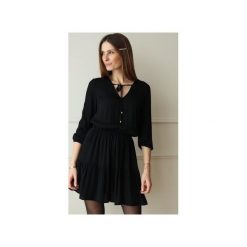 Sukienka Kaia Black. Czarne sukienki damskie Blackbow, s, bez wzorów, z wiskozy, klasyczne, z klasycznym kołnierzykiem, bez rękawów. Za 490,00 zł.