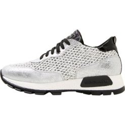 Noclaim STELLA Sneakersy niskie techno argento. Białe trampki i tenisówki damskie Noclaim, bez wzorów, ze skóry, bez zapięcia. Za 719,00 zł.