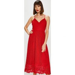 Tommy Hilfiger - Sukienka. Czerwone sukienki damskie TOMMY HILFIGER, na co dzień, bez wzorów, z elastanu, casualowe, bez kołnierzyka, bez rękawów, midi, rozkloszowane. W wyprzedaży za 749,90 zł.