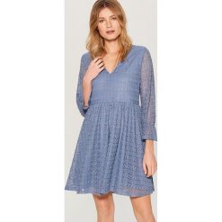 Ażurowa mini sukienka - Fioletowy. Fioletowe sukienki damskie marki Mohito, s, bez wzorów, bez kołnierzyka, bez rękawów, mini. Za 119,99 zł.