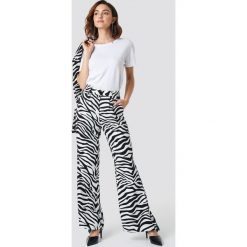 Spodnie damskie: NA-KD Trend Rozszerzane spodnie z wysokim stanem - Black,White