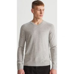 Gładki sweter - Jasny szar. Szare swetry klasyczne męskie marki Reserved, s. Za 99,99 zł.