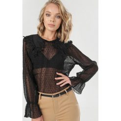 Czarna Bluzka Nambra. Czarne bluzki damskie Born2be, s, bez wzorów, bez kołnierzyka, bez rękawów. Za 99,99 zł.