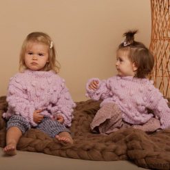 Sweter Mimmi Róż. Różowe swetry chłopięce Pakamera, bez wzorów, z jedwabiu, bez kołnierzyka. Za 189,00 zł.