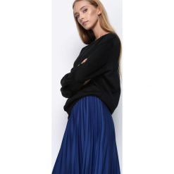 Czarna Bluza Knowing Me. Czarne bluzy damskie Born2be, xl, z aplikacjami, z dresówki. Za 69,99 zł.